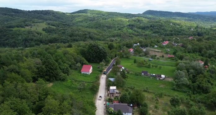Lucrări de asfaltare în comuna Runcu