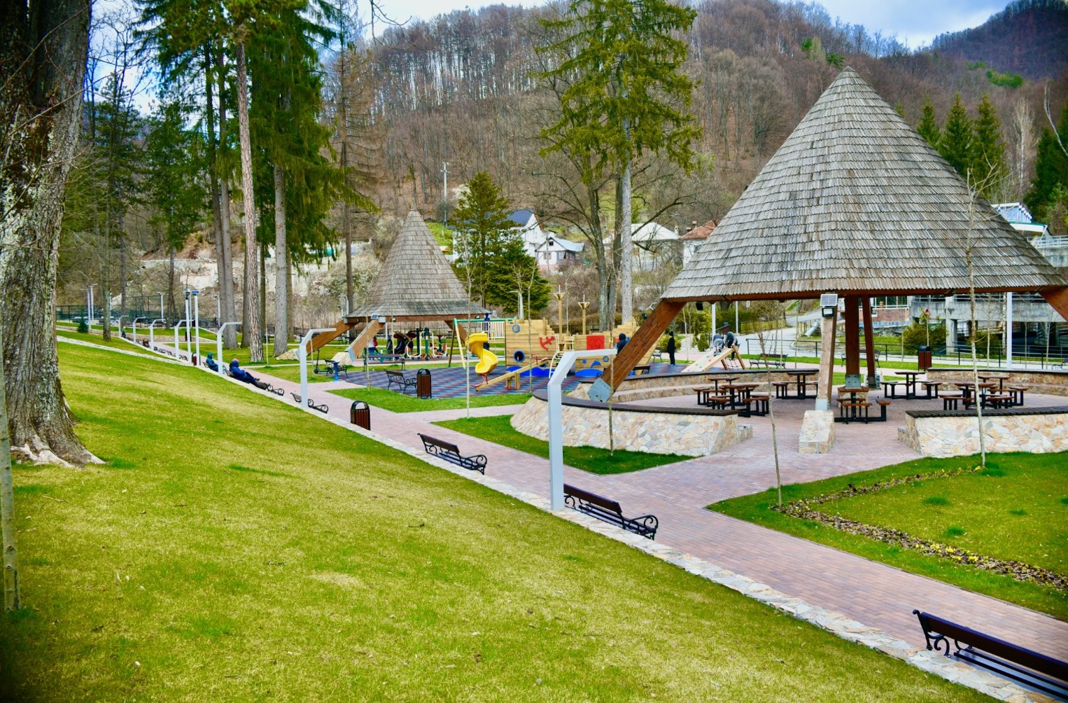 An bun pentru turismul din Băile Olănești. Parcul modernizat și investițiile în agrement atrag tot mai mulți vizitatori