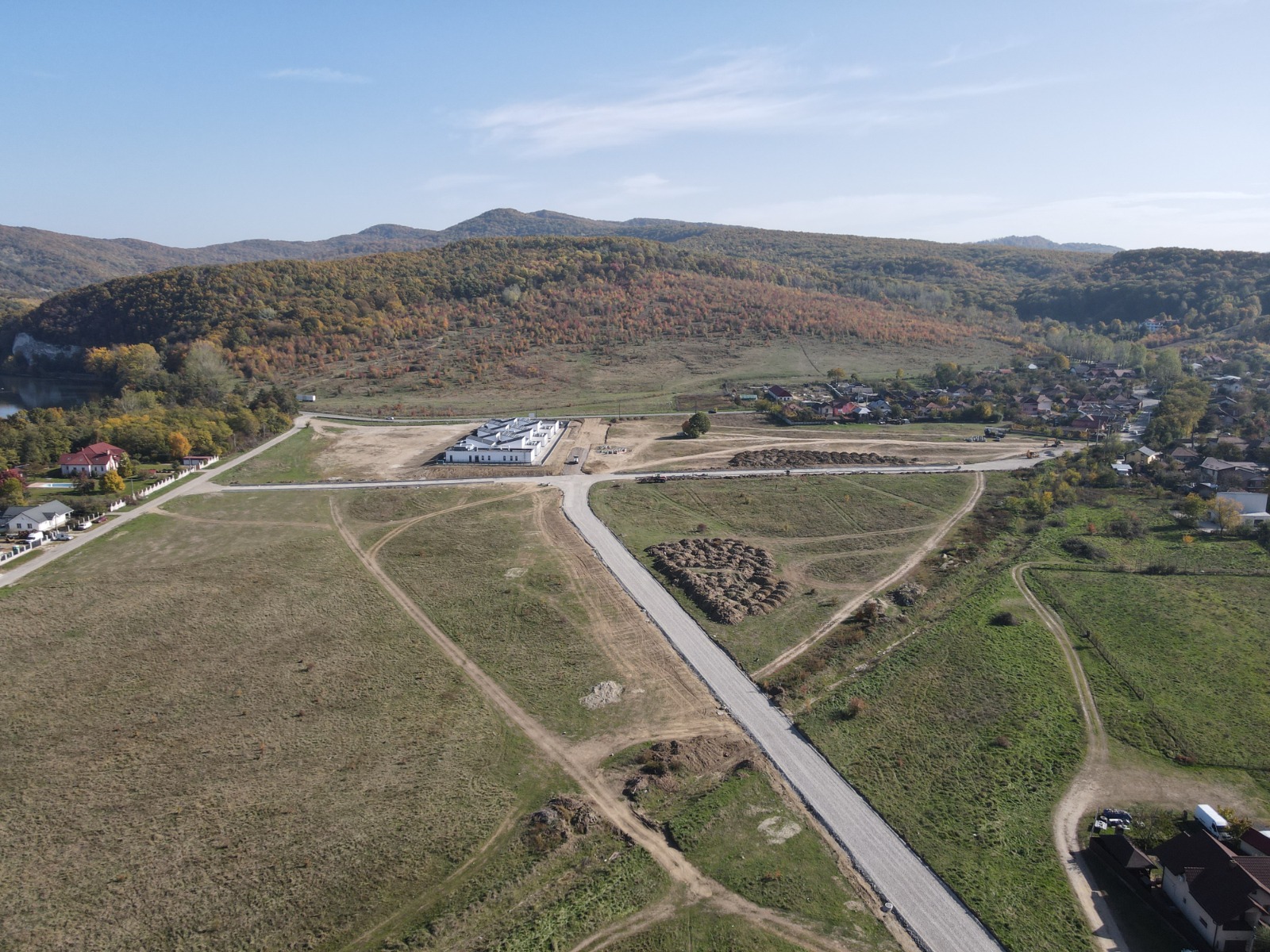 Bazin de înot și heliport pe islazul de la Goranu
