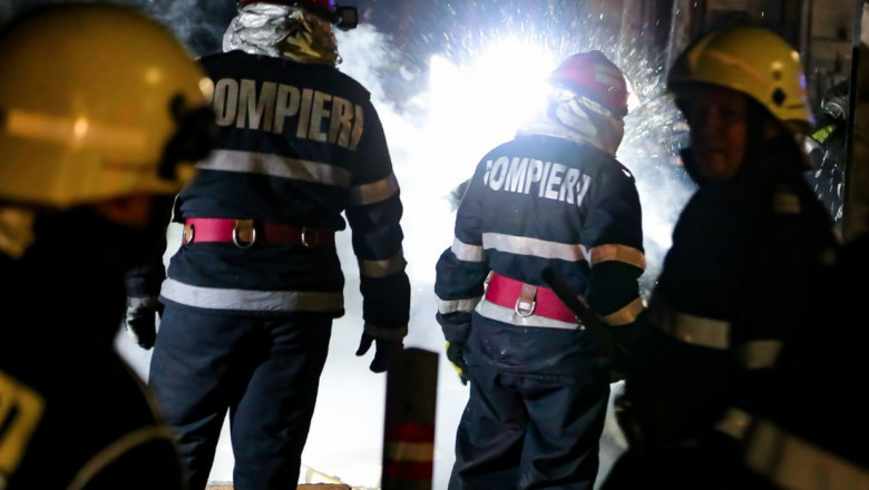Zeci de locatari evacuați în urma unui incendiu izbucnit într-un imobil din Râmnicu Vâlcea